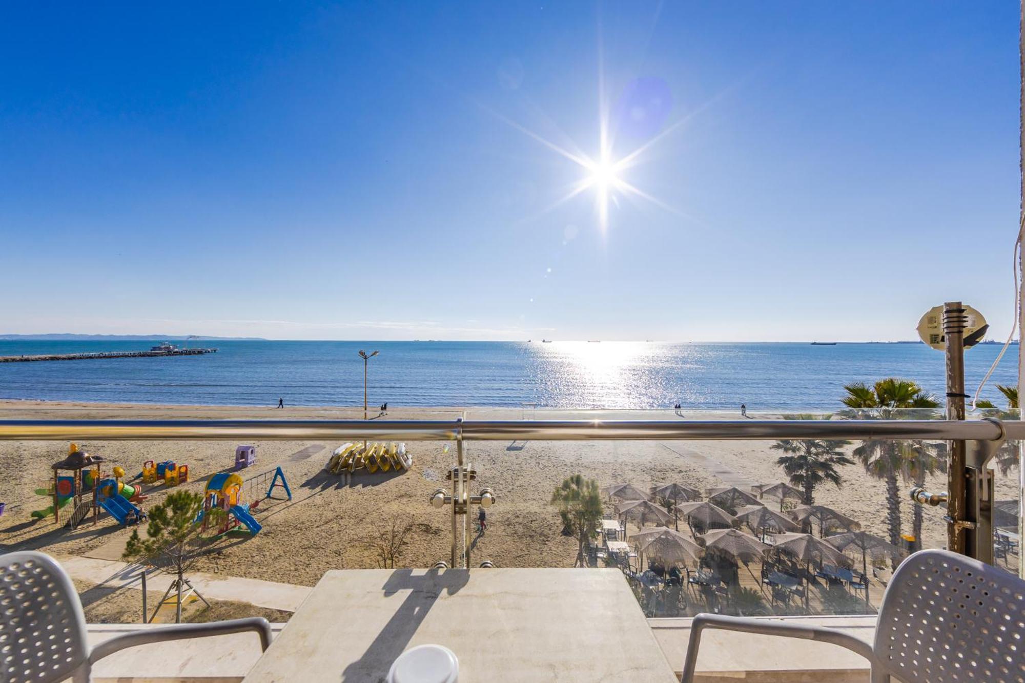 The Beachfront Apartment Драч Екстериор снимка